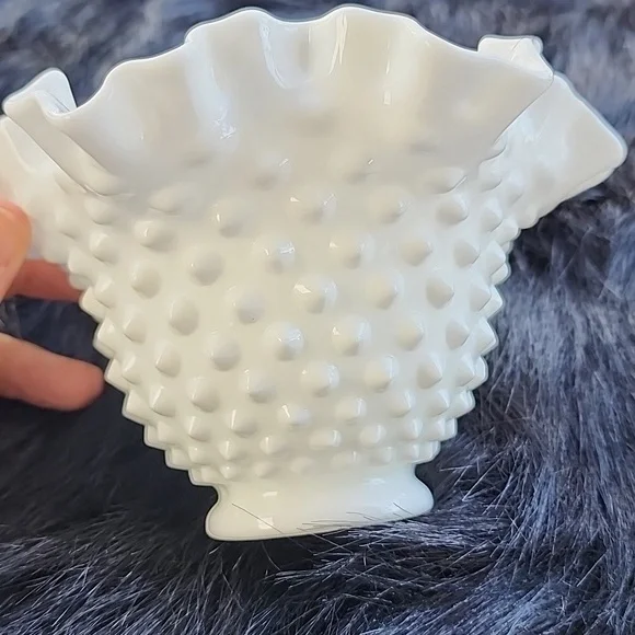 VINTAGE  RUFFLED  HOBNAIL MILK GLASS BOWL. - Picture 7 of 7